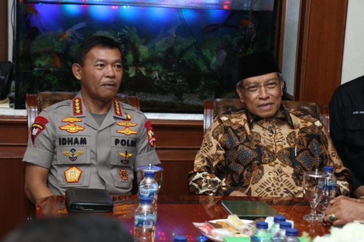 Kapolri Jenderal Idham Azis (kiri) berbincang dengan Ketua Umum PBNU Said Aqil Siradj, di Kantor PBNU, Jakarta, Selasa (12/11/2019). (ANTARA/ HO-Polri)