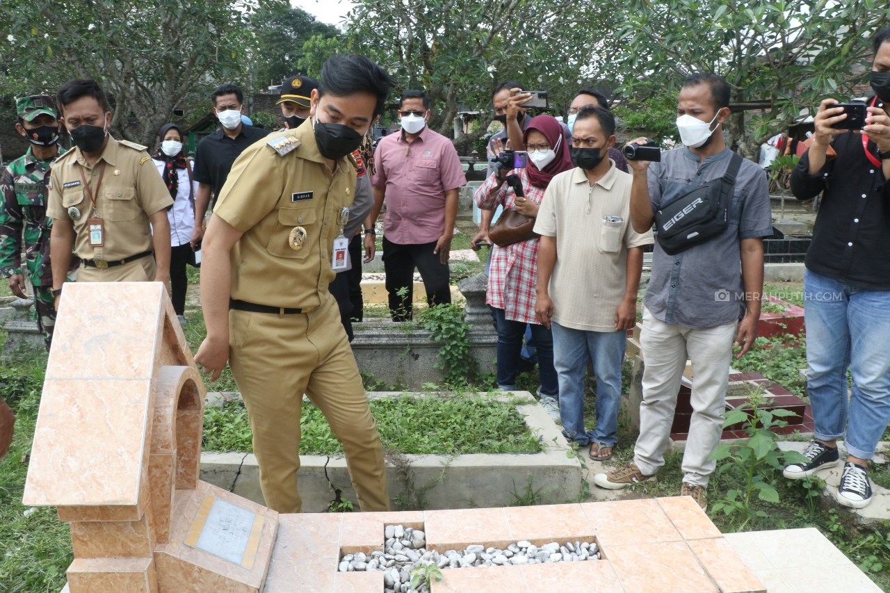 Gibran Emosi 10 Bocah Diduga Rusak Makam di TPU Cemoro Kembar