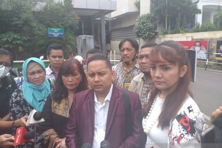 Advokat Pitra Romadoni Nasution resmi melaporkan penyebar video asusila mirip artis Gisella Anastasia melalui media sosial ke Polda Metro Jaya, Minggu (8/11/2020). (ANTARA/Devi Nindy)