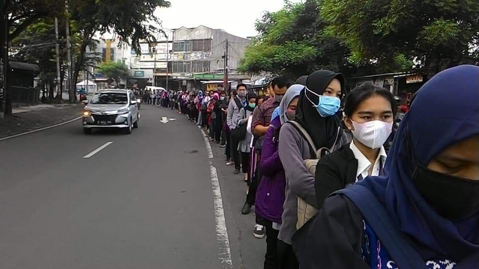 Penumpang penumpang di salah satu stasiun MRT Jakarta. Foto: Net