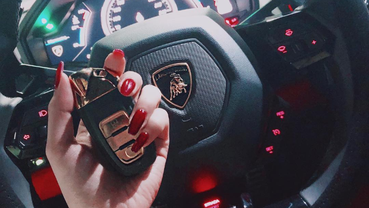 Mantap! Berbekal Kemampuannya Merias, YouTuber Cantik ini Bisa Beli Lamborghini