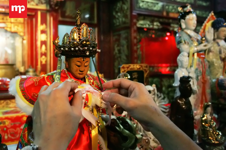 Menjelang Imlek di Wihara Dharma Bhakti patung-patung Dewa selalu dibersihkan (MP/Dery Ridwansah)