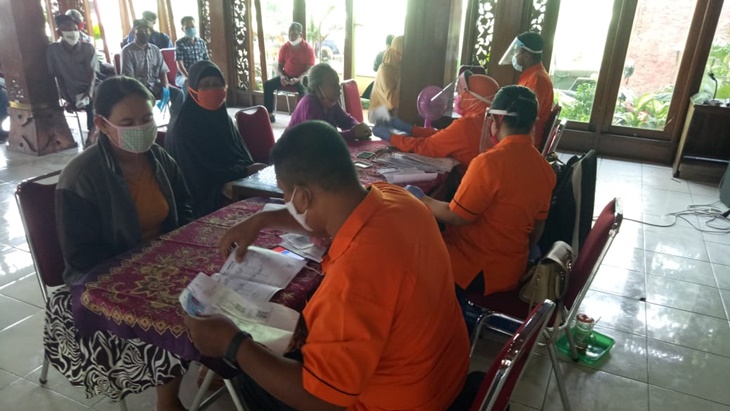 Warga kurang mampu menerima BST dari Kemensos 