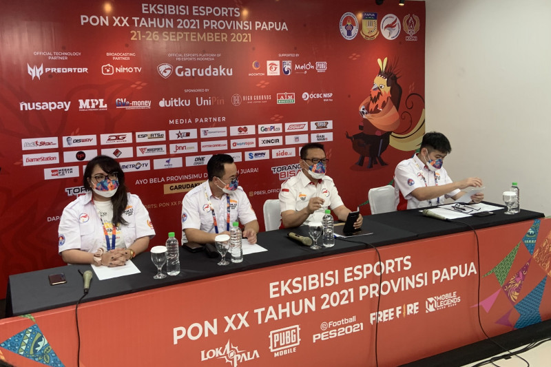 Ketua Panitia Pelaksana Eksibisi Esports PON XX Papua 2021 Glorya Famiela Ralahalo, Sekjen PB ESI Frengky Ong, Ketua Harian PB ESI Komisaris Jenderal Pol Bambang Sunarwibowo dan Kabid Humas PB ESI Ashadi Ang, dalam konferensi pers di arena hoki dan kriket, Doyo Baru, kabupaten Jayapura, Papua, Selasa (21/9/2021). (ANTARA/Arindra Meodia)