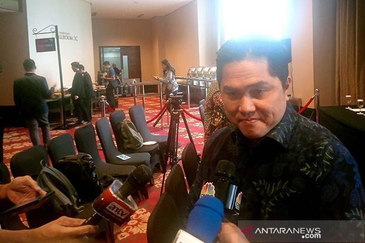 Menteri BUMN Erick Thohir memberikan keterangan pada wartawan setelah acara Marketeer Award yang diselenggarakan Mark Plus di Jakarta. ANTARA/Zubi Mahrofi/pri.
