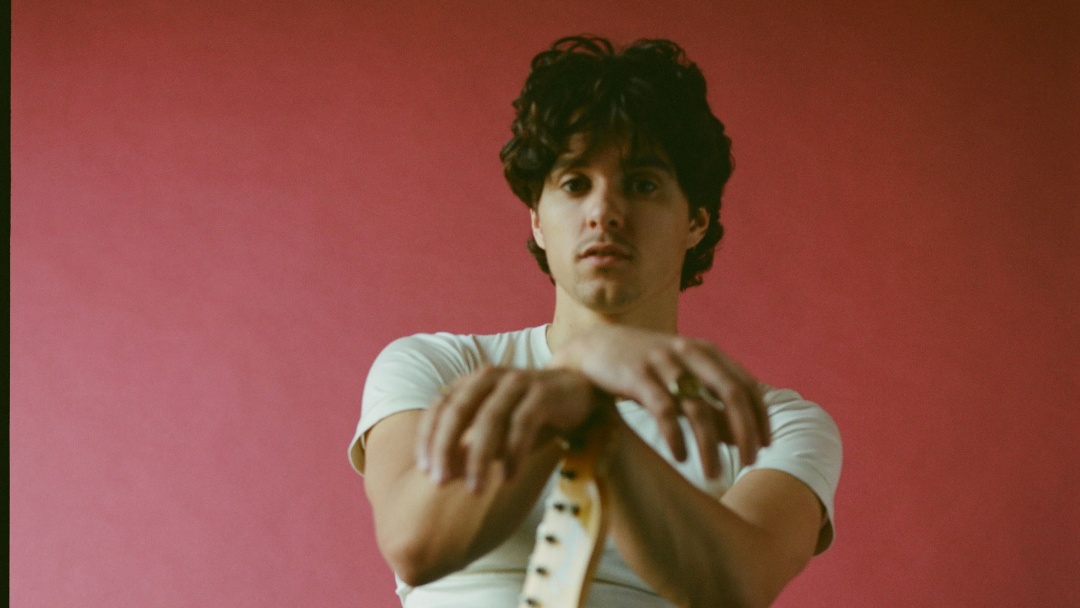 Bradley Simpson Lepas Debut Single 'Cry At The Moon'