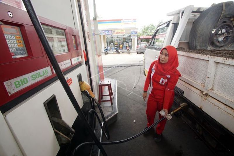 Petugas mengisi bahan bakar jenis solar. ANTARA FOTO/Yulius Satria Wijaya/foc.