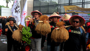 Aksi Demo Petani Peringati Hari Tani Nasional 2024 di Depan Gedung DPR