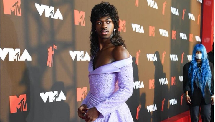 Gaya Genderless ala Lil Nas X di MTV VMA 2021
