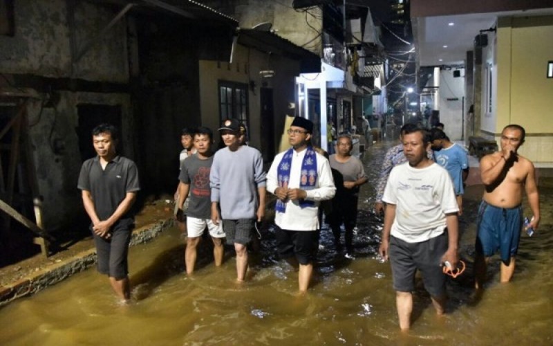 Gubernur Anies mengunjungi korban banjir di Jakarta