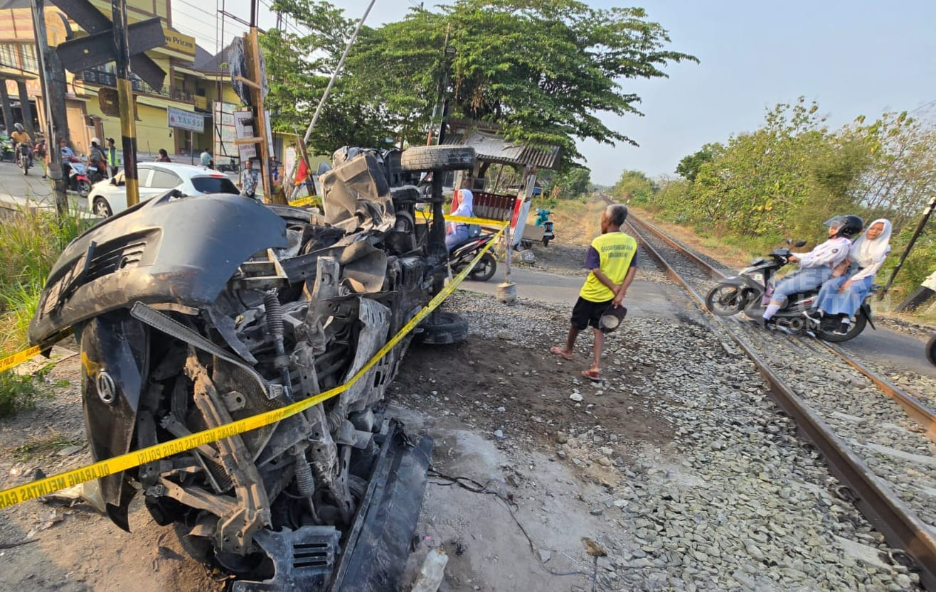 KA Majapahit Tertemper Pikap, Mobil Ambyar dan Ringsek