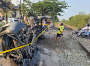KA Majapahit Tertemper Pikap, Mobil Ambyar dan Ringsek