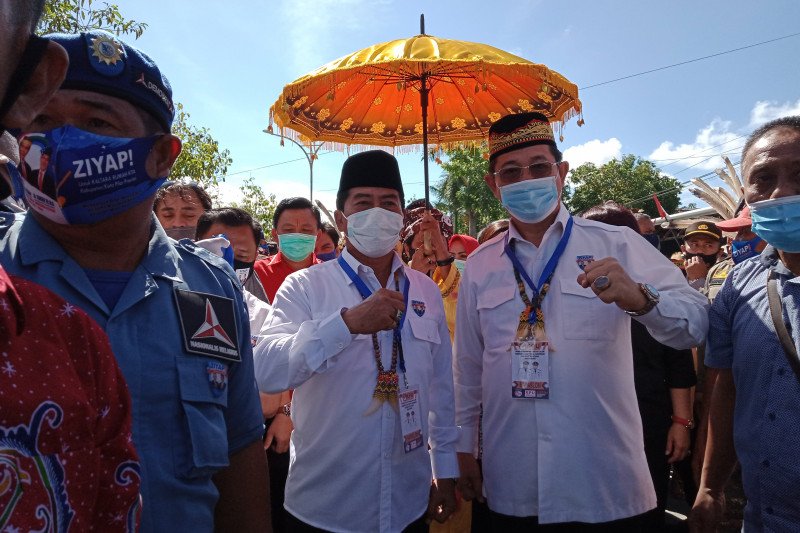 Bakal Pasangan Calon Gubernur dan Calon Wakil Gubernur Kalimantan Utara Zainal Arifin Paliwang-Yansen Tipa Padan (ZIYAP) mendaftar ke Komisi Pemilihan Umum (KPU) Provinsi Kaltara di Tanjung Selor, Minggu (6-9-2020). ANTARA/Susylo Asmalyah