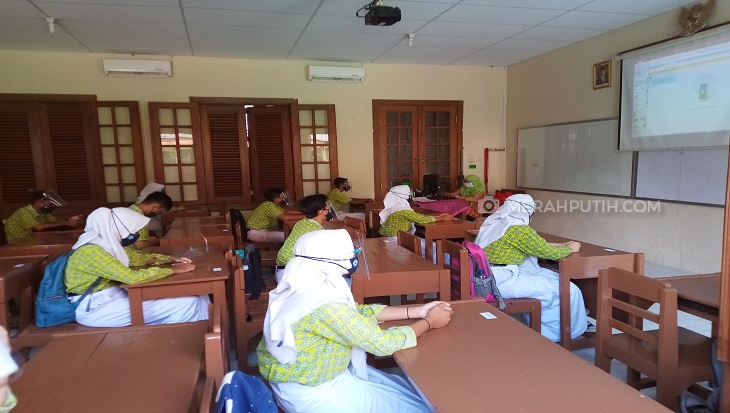 Ratusan siswa SMPN 4 Solo, Jawa Tengah mengikuti KBM tatap muka, Rabu (4/11). (MP/Ismail)