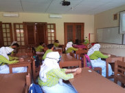 Belajar Tatap Muka Perdana di SMPN 4 Solo, Atribut APD Jadi Aksesoris Baru Siswa