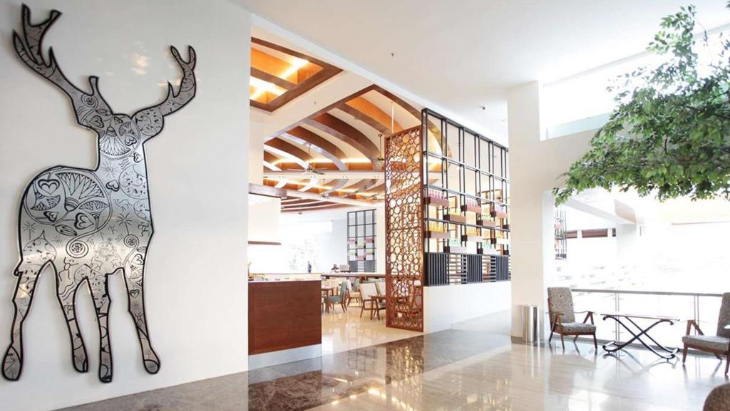 Hiasan berbentuk rusa di dekat restoran R Hotel Rancamaya