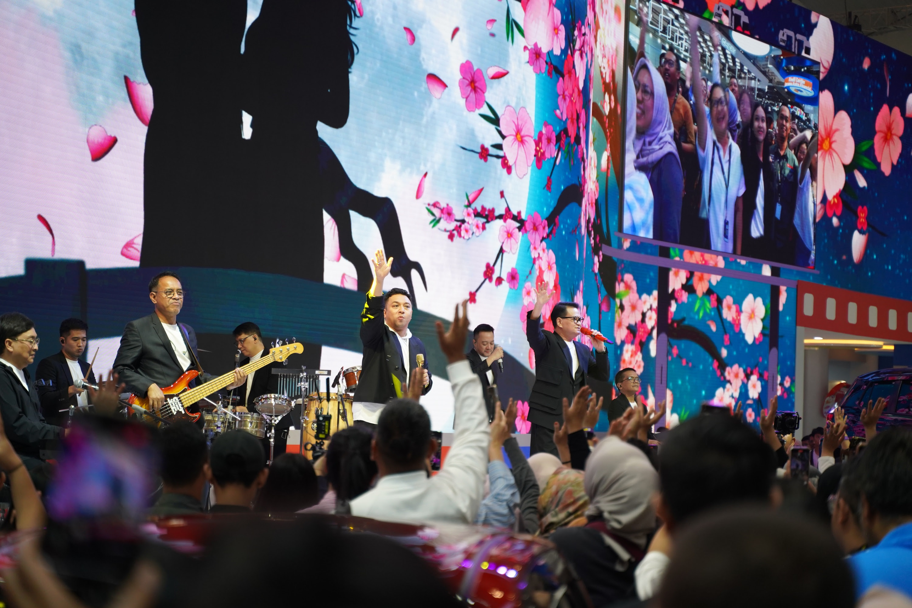 Kahitna saat meramaikan booth Daihatsu di GIIAS 2025