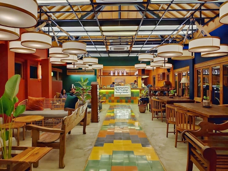 Interior bergaya minimalis kombinasi warna cerah (Foto: Instagram/ngopidimana.yk)
