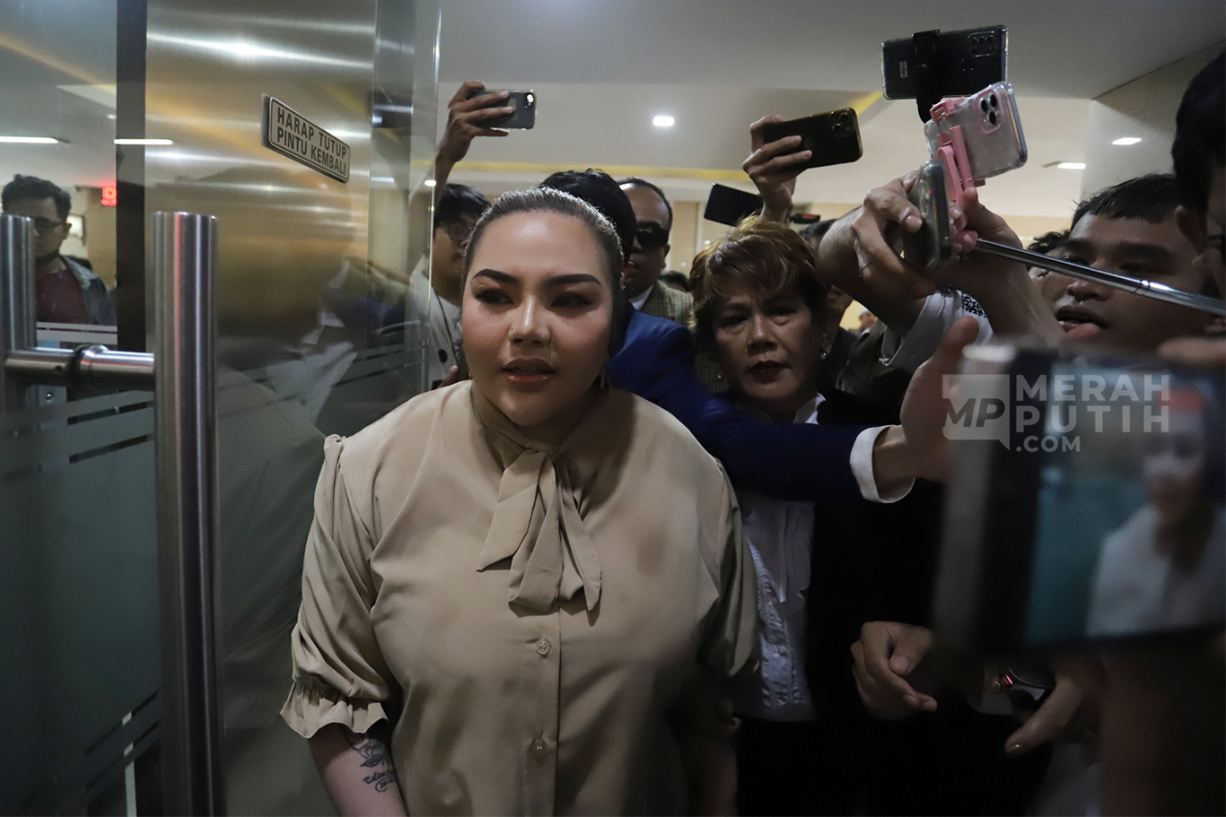 Momen Lisa Mariana Jalani Tes DNA di Bareskrim Mabes Polri