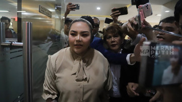 Momen Lisa Mariana Jalani Tes DNA di Bareskrim Mabes Polri