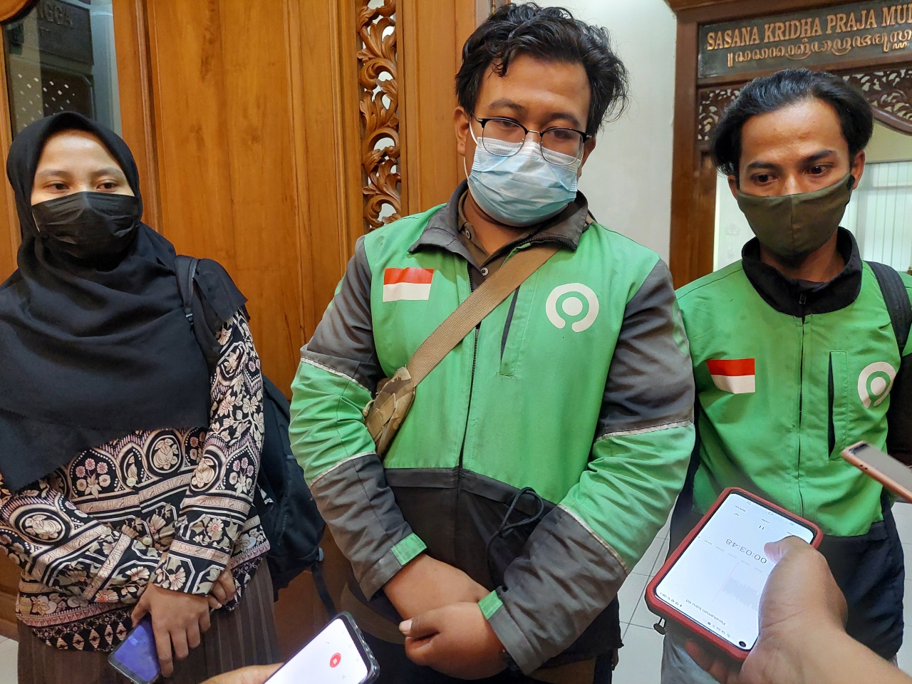 Wali Kota Solo Gibran Rakabuming menemui driver ojol yang terjerat masalah hukum usai antar miras, Selasa (15/6). (MP/Ismail)