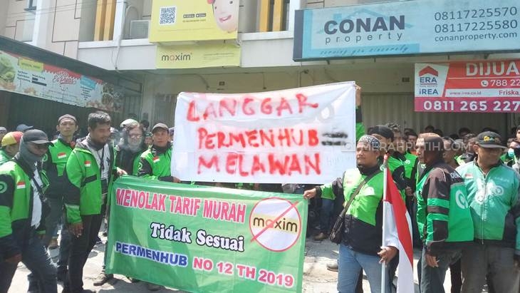 Ratusan Driver Gojek dan Grab Segel Kantor Ojol Maxim Solo