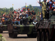 Wajah Sumringah Rakyat Naik Tank Lapis Baja dalam Defile Alusista Peringatan HUT ke-79 TNI 
