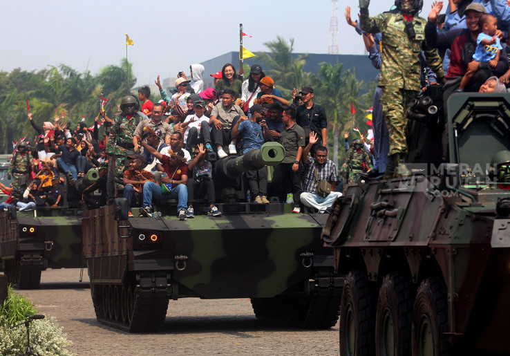 Wajah Sumringah Rakyat Naik Tank Lapis Baja dalam Defile Alusista Peringatan HUT ke-79 TNI