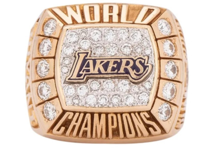 Cincin Kejuaraan NBA 2000 Eks Kobe Bryant Dilelang