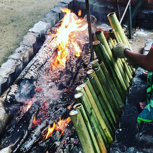 Pengolahan lemang dengan cara dibakar dalam api yang besar. (Instagram/ dyna_ouroma)