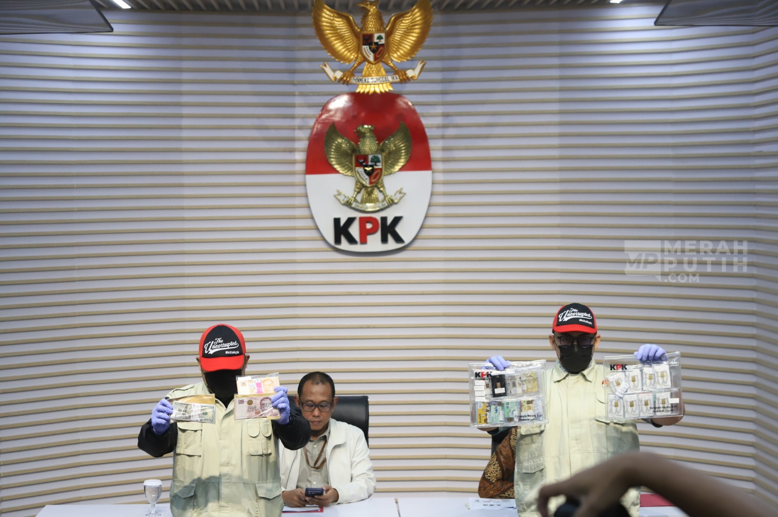 KPK Pamerkan Barbuk Rp5,47 Miliar Kasus Dugaan Korupsi Dana Siap Pakai BNPB