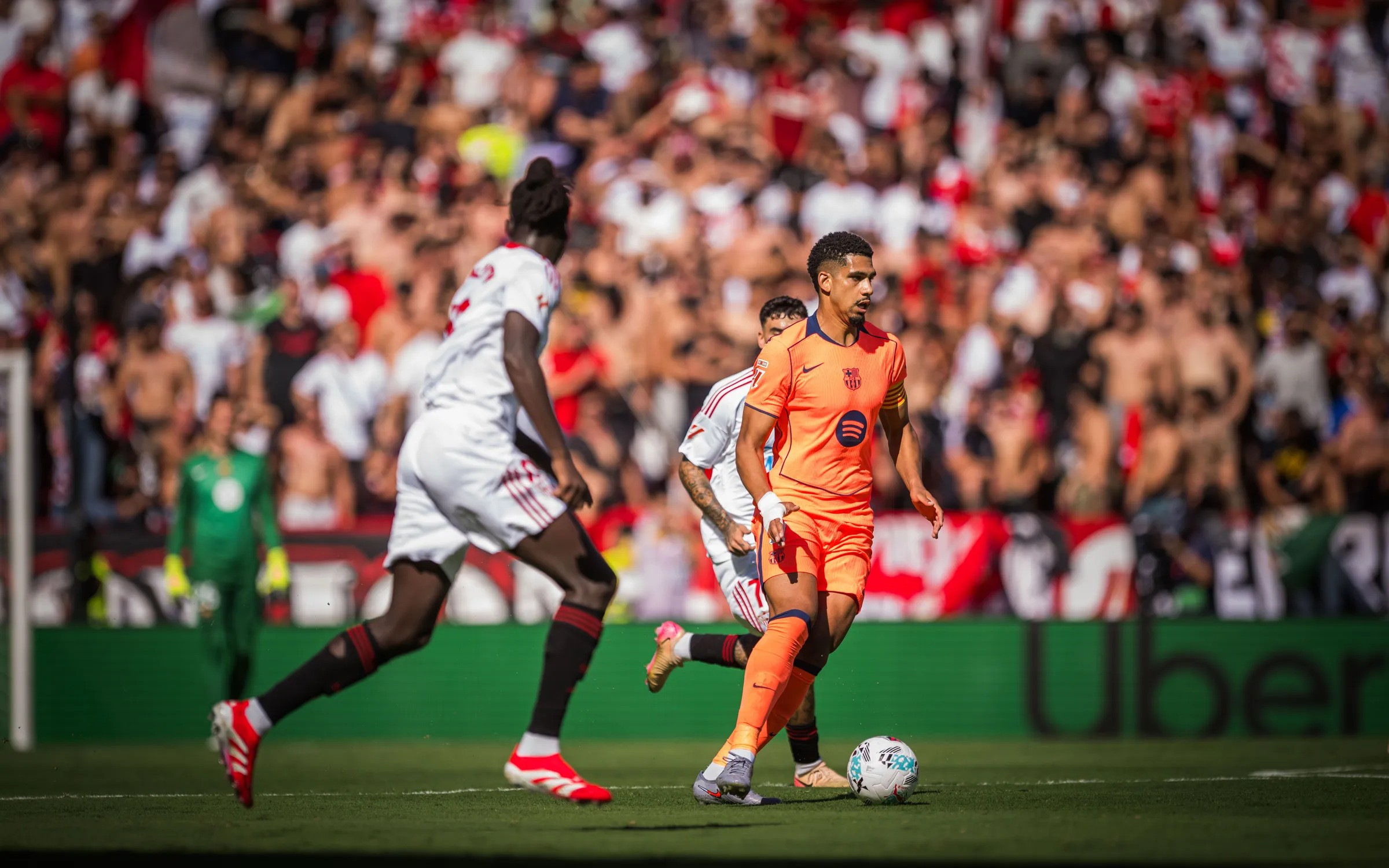 Kesal dengan Penalti Kontroversial Sevilla, Ronald Araujo: VAR Selalu Melawan Kami!