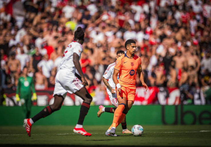 Kesal dengan Penalti Kontroversial Sevilla, Ronald Araujo: VAR Selalu Melawan Kami!