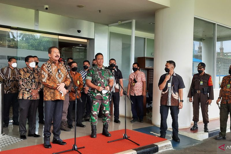 Jaksa Agung Sanitiar Burhanuddin menerima kedatangan Panglima TNI Jenderal Andika Perkasa di Gedung Kartika Adhyaksa, Jakarta, Jumat (14/1/2022). (ANTARA/Laily Rahmawaty)