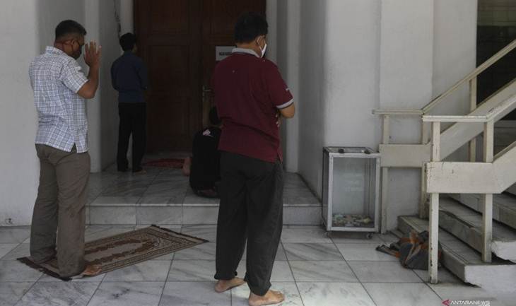 Warga melaksanakan salat zuhur di beranda Masjid Cut Meutia, Jakarta, Kamis (4/6/2020). Gubernur DKI Jakarta Anies Baswedan menjadikan perpanjangan Pembatasan Sosial Berskala Besar (PSBB) sebagai masa transisi fase pertama, yaitu dengan mengizinkan tempat dan kegiatan ibadah dibuka untuk kegiatan rutin dengan menerapkan protokol kesehatan. ANTARA FOTO/Puspa Perwitasari/aww. (ANTARAFOTO/PUSPA PERWITASARI)