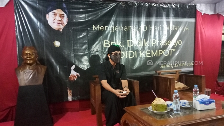 Gus Miftah memberikan ceramah diacara tahlil peringatan 40 hari meninggalnya Didi Kempot, Jumat (12/6). (MP/Ismail)