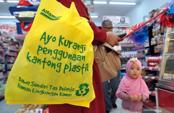 Pemprov DKI Sanksi Pelaku Usaha yang Masih Pakai Kantong Plastik