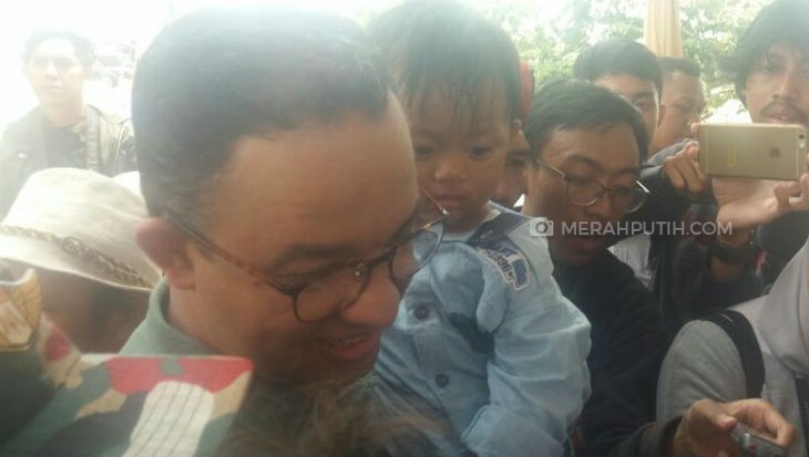 Anies sempat menggendong seorang bocah berusia 1 tahun yang merupakan warga Kampung Akuarium. Foto: MP?Asropih