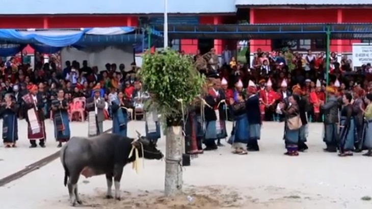 Salah satu prosesi dalam upacara adat Uloan Matumona. (Screenshoot YouTube)