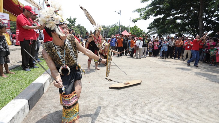 Atraksi tarian Suku Dayak, Kancet Papatai. (Merahputih.com/Rizki Fitrianto)