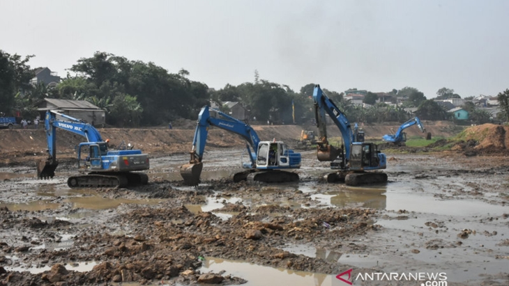 Gerebek Lumpur di Waduk Munjul, Puluhan Alat Berat Dikerahkan