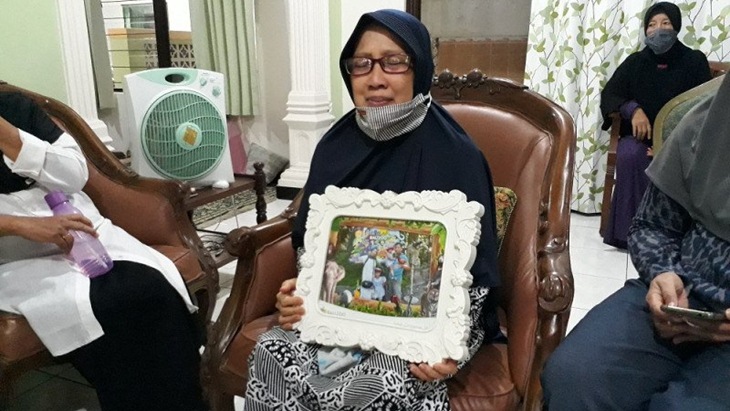 Polwan Berikan Trauma Healing untuk Keluarga Korban Kecelakaan Sriwijaya Air