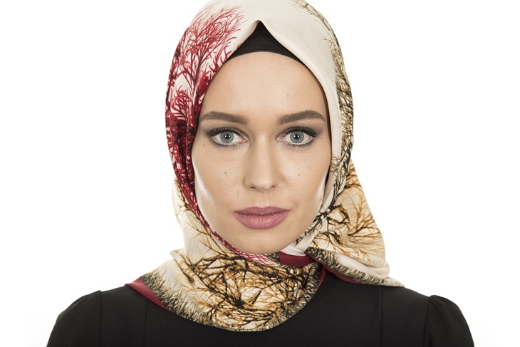 Kamu bisa padukan jilbab motif dengan pakaian polos untuk penampilan yang anggun. (Foto: Pixabay/Engin_Akyurt)
