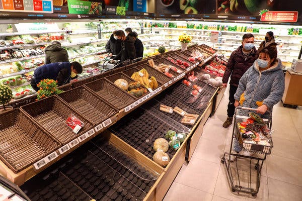 Bahan makanan habis terjual di China. (Foto New York Times) 