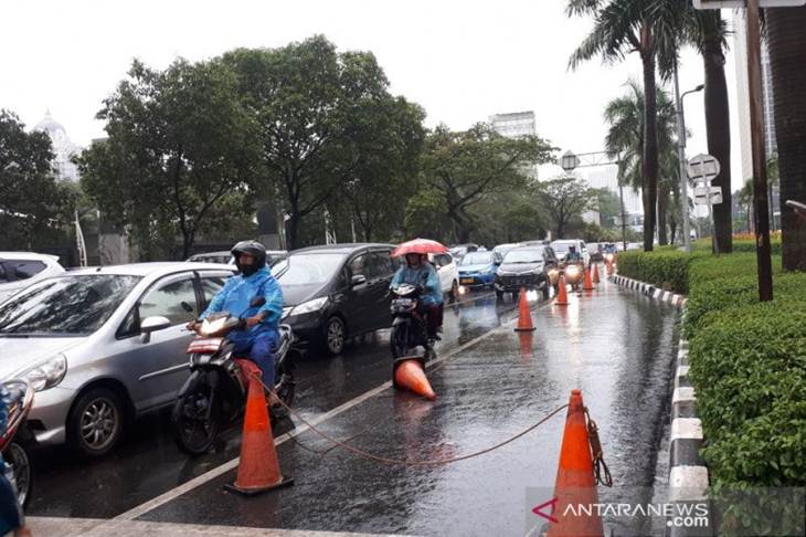Kondisi lalulintas setelah genangan surut di depan Plaza Senayan, Jakarta Selatan, Selasa (17/12/2019). (ANTARA/Livia Kristianti)