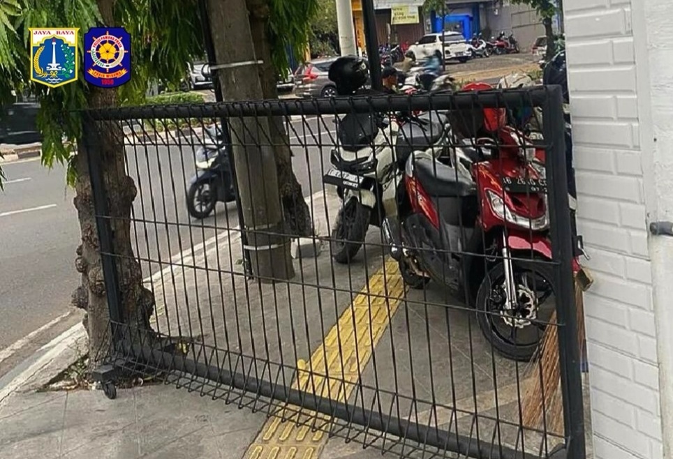 Satpol PP Jakarta Barat Bongkar Lokasi Parkir Motor Liar di Atas Trotoar
