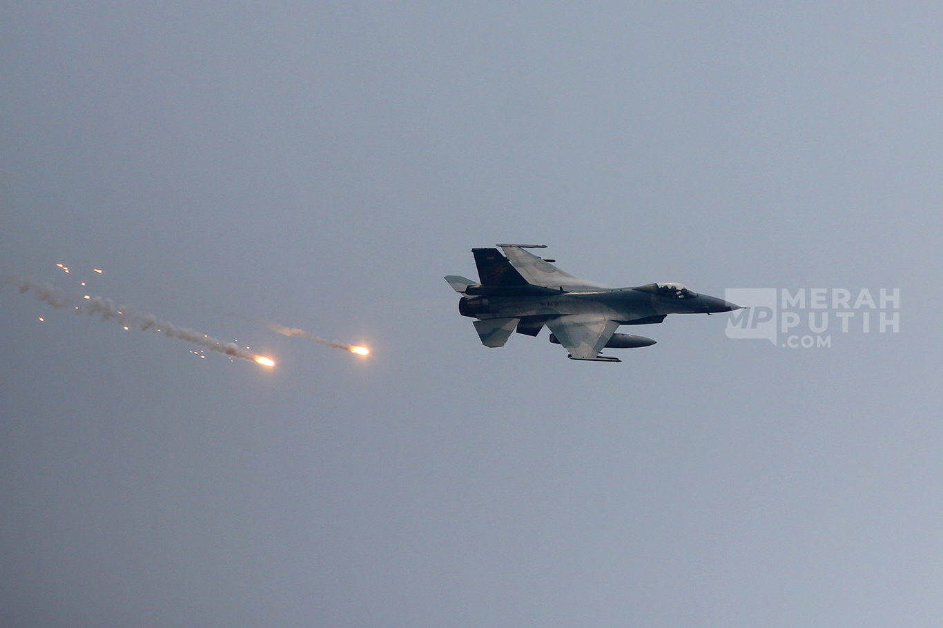 Aksi Manuver Pesawat Jet Tempur Meriahkan HUT ke-79 TNI di Langit Jakarta   