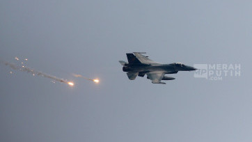 Aksi Manuver Pesawat Jet Tempur Meriahkan HUT ke-79 TNI di Langit Jakarta   
