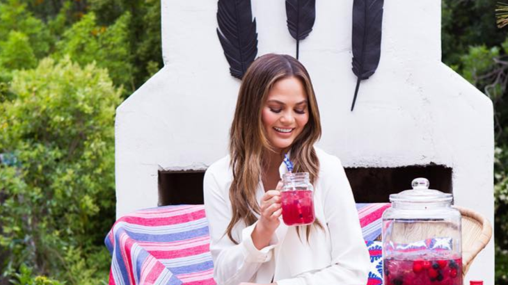 Chrissy Teigen: Stop Kirim Gambar Bayi Mirip John Legend