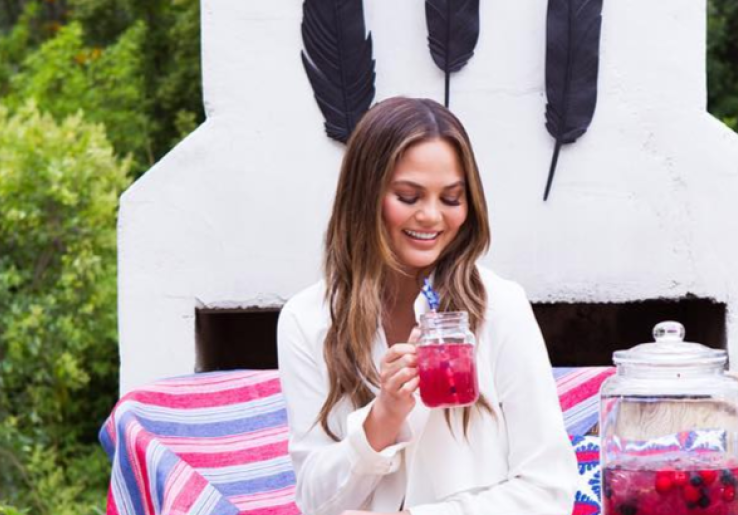 Chrissy Teigen: Stop Kirim Gambar Bayi Mirip John Legend